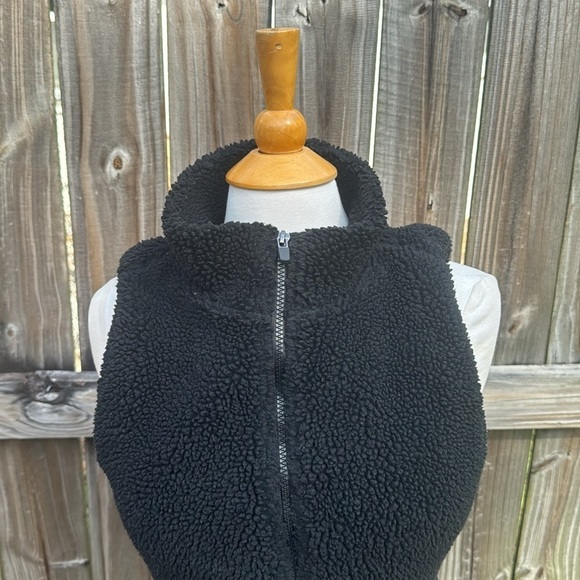 Fabletics Sedona Fleece Vest, size small - Picture 4 of 7